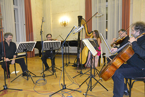 Lajtha Marionnettes című hárfás kvintettjének előadói (balról jobbra): Kovács Imre, Kádár István, Bábel Klára, Máté Győző és Varga István