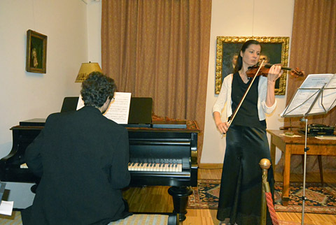 Szabó Ferenc János és Farkas Katalin Lajtha Hegedű-zongora szonatináját játssza az emlékérem kibocsátása után