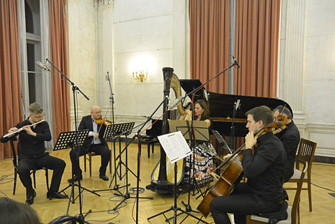 Simon Dávid (fuvola), Oláh Vilmos (hegedű), Bábel Klára (hárfa), Máté Győző (brácsa) és Hary Péter (gordonka)