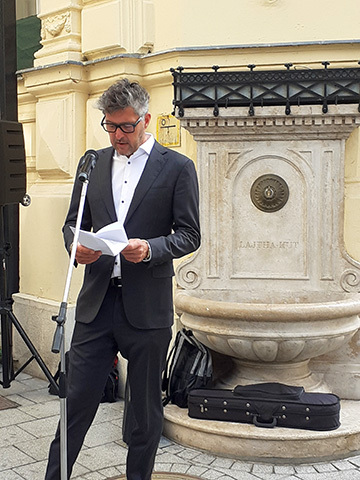 Szentgyörgyvölgyi Péter polgármester beszédet mond a Lajtha-háznál, a Váci utcában