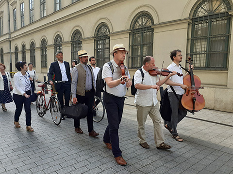 Az ünneplők a Tükrös Zenekar vezetésével átvonulnak a Váci utcából a Károlyi-kerti Lajtha-szoborhoz