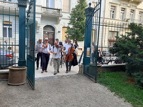 A Tükrös Zenekar és az ünneplők megérkezése a Károlyi-kertbe