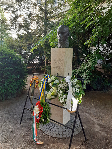 Lajtha szobra a Károlyi-kertben a 2022. június 14-i koszorúzás után