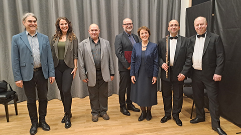 Tth Bence zenei rendező, Bbel Klra hrfaművsz, Veisz Gbor szerkesztő, Liber Endre npzensz, producer, a bicskei Lajtha Hz Kulturlis Kzpont művszeti igazgatja, a 2025-s Lajtha Lszl-dj nyertese, Solymosi Tari Emőke zenetrtnsz, Flep Mrk fuvolaművsz s Kry Tams zongoraművsz 2025. janur 23-n, a Bartk rdi Lajtha-hangversenye utn