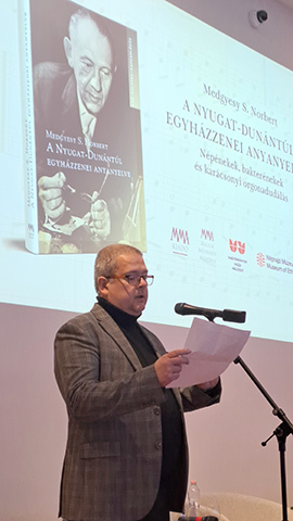 Szentm�rtoni J�nos, az MMA Kiad� �gyvezetője k�sz�ntőt mond